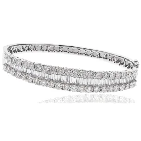 DIAMOND GRADUATION BANGLE IN 18K WHITE GOLD